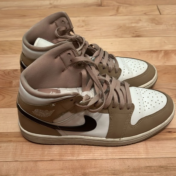 Women’s Pre-owned Size 10 Jordan 1 Mid Sneakers - Brown/White. Creases in front. - Picture 4 of 7